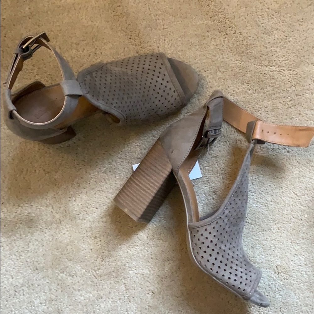 Universal threads Hannah block heel